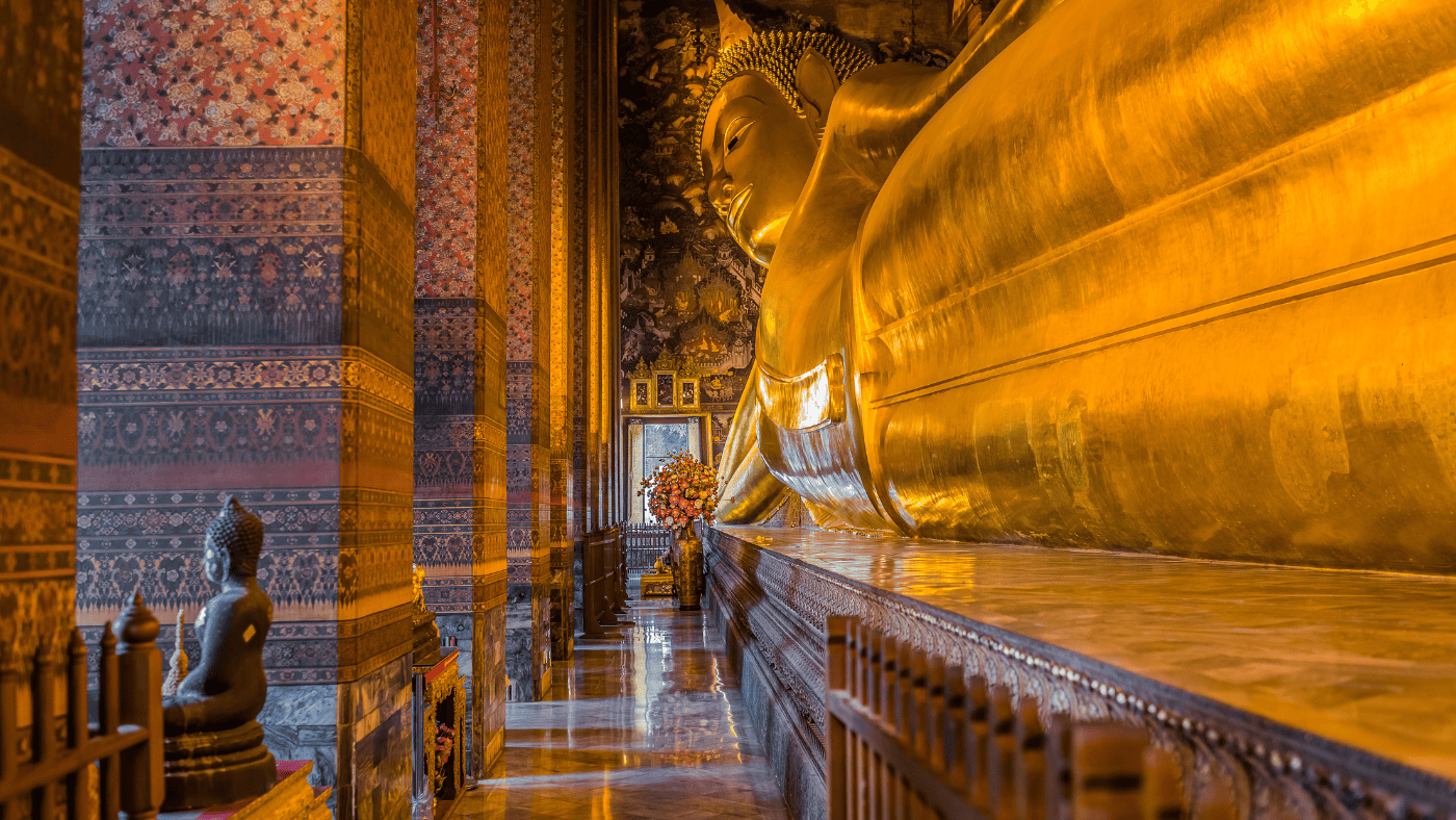 Exploring the Temple Grounds wat pho