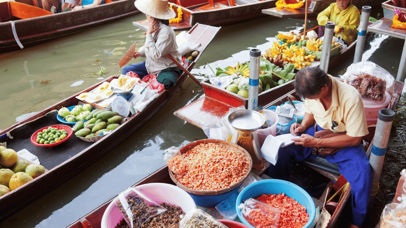 Must-Try Foods and Drinks Damnoen Saduak floating market